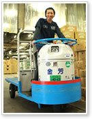 美味しい野菜を運ぶ金芳店舗のターレ